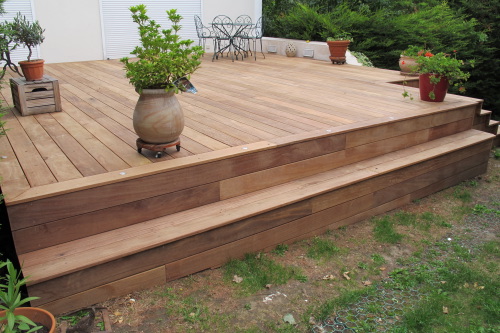 Faire une terrasse en bois avec une marche dans mon jardin