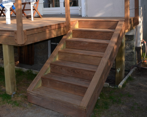 Terrasse sur pilotis avec garde corps en bois