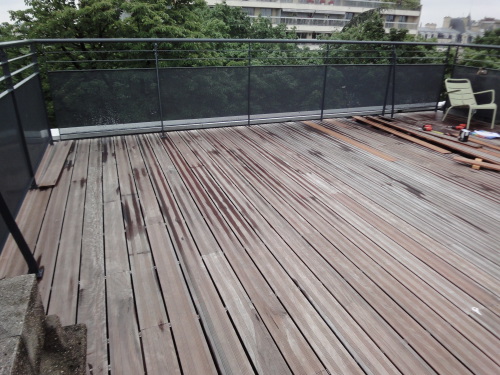 Terrasse en ipé sur étanchéité avec garde corps