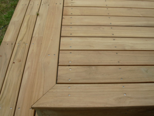 Lames de finition de terrasse en bois coupes en anglets