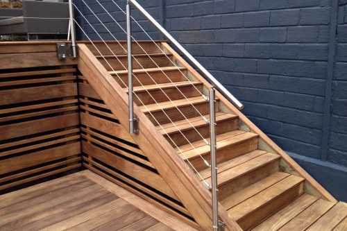 Terrasse bois avec escalier et marches