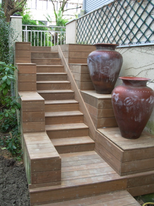Construire un escalier avec des marches régulières en bois ipé