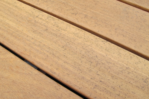Terrasse en bois avec taches noires