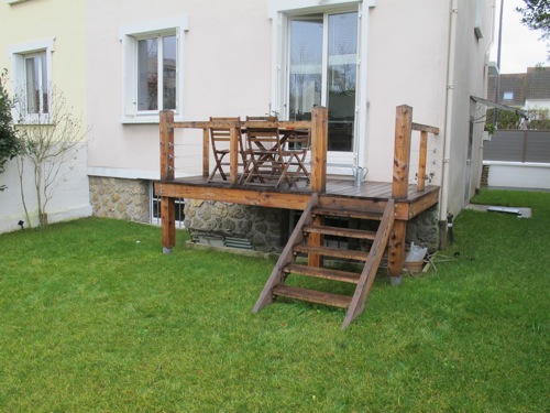 Terrasse sur pilotis avec garde corps en bois
