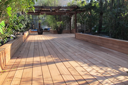 Nous avons utilisé des lames de terrasse en Afzelia de deux largeurs Nous avons utilisé des lames de terrasse en Afzelia de deux largeurs