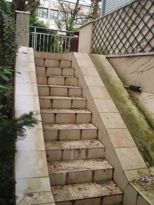 Couvrir un escalier carrelé avec du bois exotique