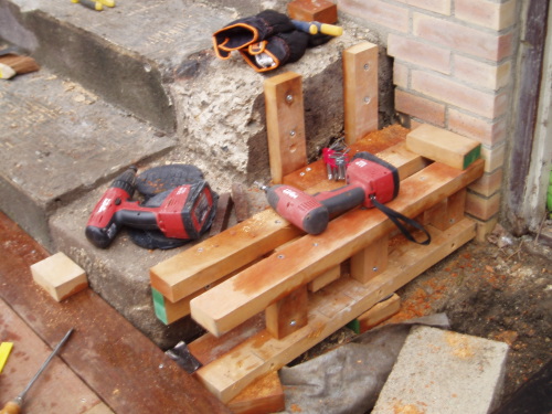 Recouvrir un escalier béton de lames de terrasse bois