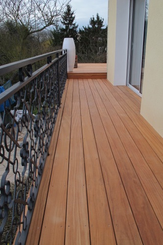 Agrandir mon balcon avec une terrasse bois sur pilotis