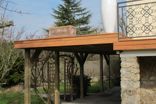 Terrasse en bois sur pilotis avec bandeau de finition