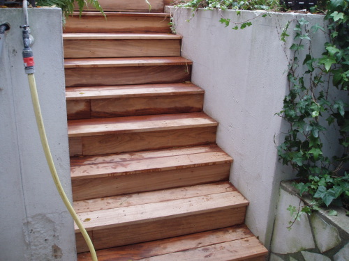 escalier exterieur recouvert de bois