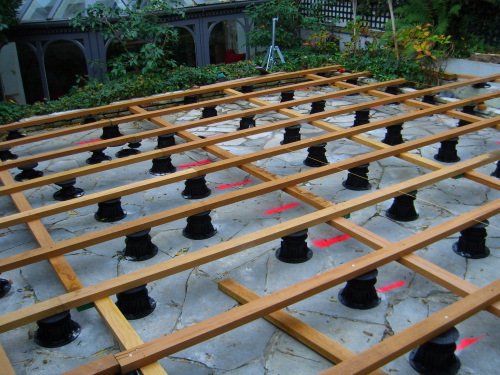Monter une structure en bois sur cales PVC réglables pour ma terrasse en bois