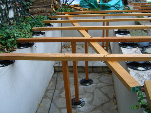 Monter la structure en lambourde d'une terrasse bois exotique sur poteaux et plot PVC réglables