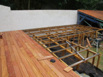 Terrasse en bois sur pilotis avec charpente en hauteur