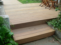 Poser du gotextile sous une structure de terrasse en bois exotique