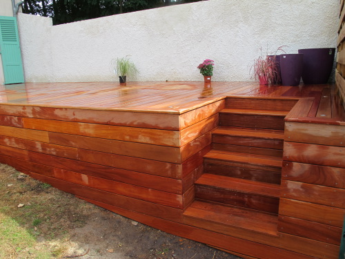 Terrasse en bois exotique avec escalier integré