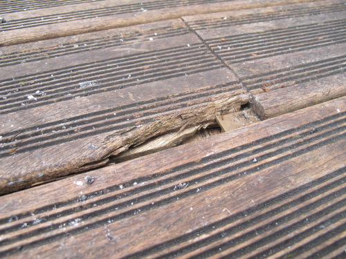 Rainure dans la lame de terrasse