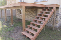 Faire une escalier en bois exotique pour ma terrasse sur poteaux avec garde corps