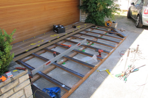 Monter une structure de terrasse en bois sur sol dur
