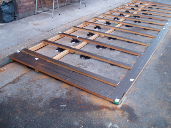 Double structure de terrasse sur rue, en lambourdes 