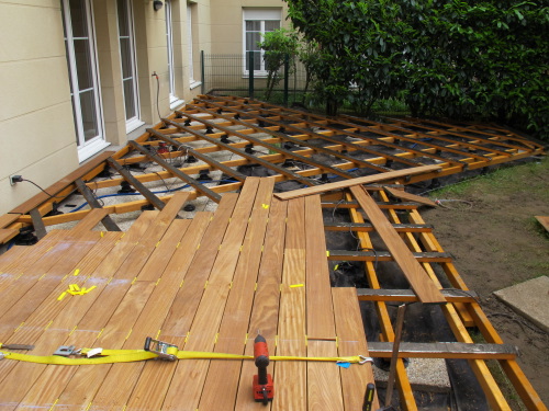 Creer une structure pour terrasse en bois avec pose de biais