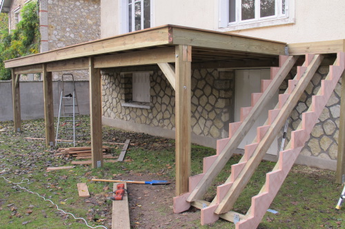 Construire une terrasse sur pilotis avec escalier