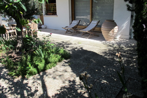 Construire une terrasse en bois sur dallage gravier