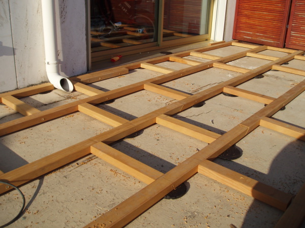 Structure de terrasse en bois pose sur une tanchit