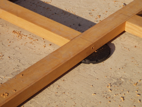 Structure de terrasse en bois sur étanchéité, avec support en plots souples 