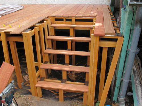 Terrasse en bois avec escalier sur pelouse