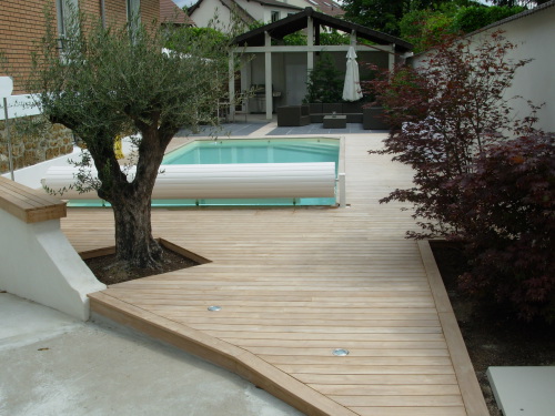 Terrasse en teck sur piscine en pose invisible