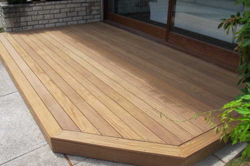 Faire une terrasse en bois exotique Afrormosia dans mon jardin