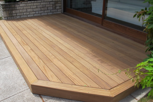 Faire une terrasse en bois exotique Afrormosia dans mon jardin