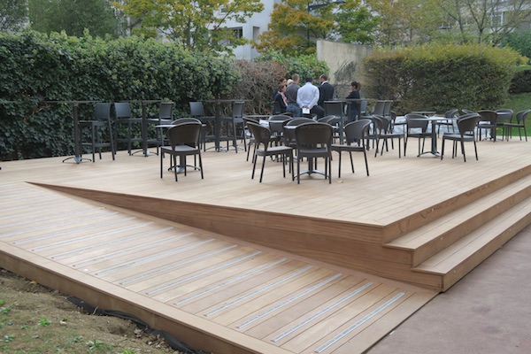 Escaliers Haquette - Escalier droit extérieur avec plateforme pour  terrasse. Ossature métallique, bois iroko. Poteaux et câbles inox avec sous  bassement verre stadip.