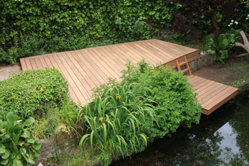 Terrasse en bois de charme sur un étang