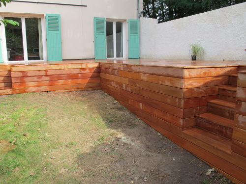 Terrasse en hauteur avec coffrage en bois tropical