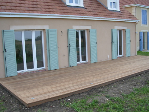 Construire une terrasse en bois exotique sous mes fentres 