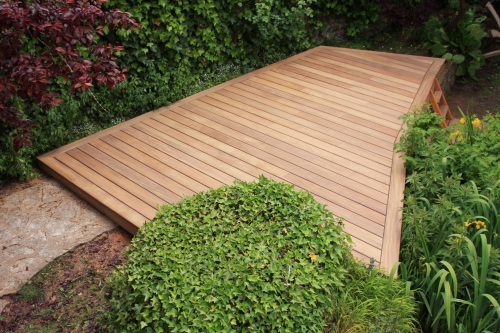 Terrasse en bois de charme sur un tang