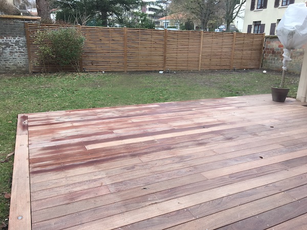 Création de terrasse bois avec claustra brise vue à Gujan-Mestras - Travaux  d'aménagement extérieur en Gironde - Bardo Paysage