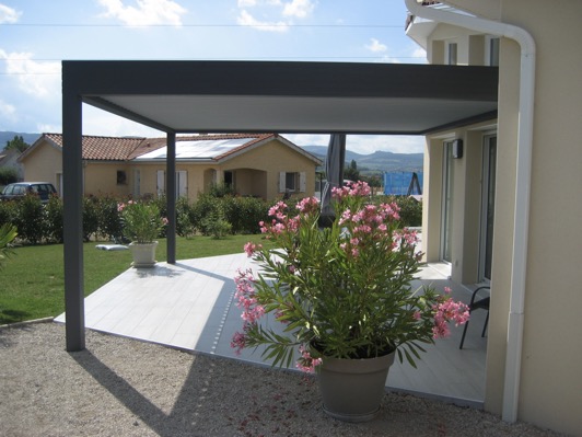 Pergola bioclimatique scellement poteaux