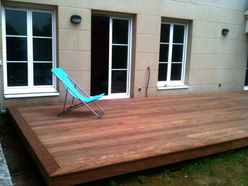 Poser une terrasse avec un platelage bois exotique