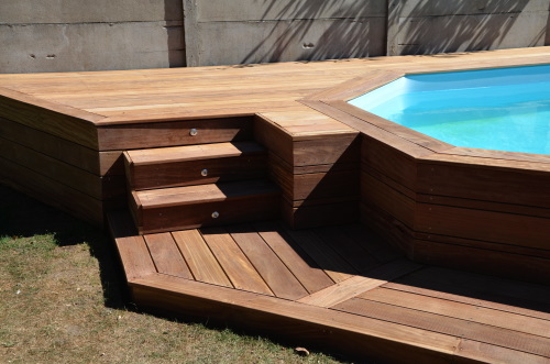 Faire un escalier en bois éclairé pour ma piscine