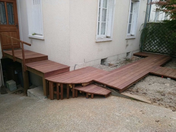 Escaliers Haquette - Escalier droit extérieur avec plateforme pour  terrasse. Ossature métallique, bois iroko. Poteaux et câbles inox avec sous  bassement verre stadip.