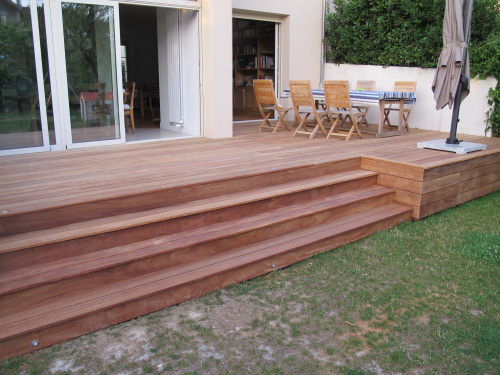 Poser une terrasse originale avec escalier intégré
