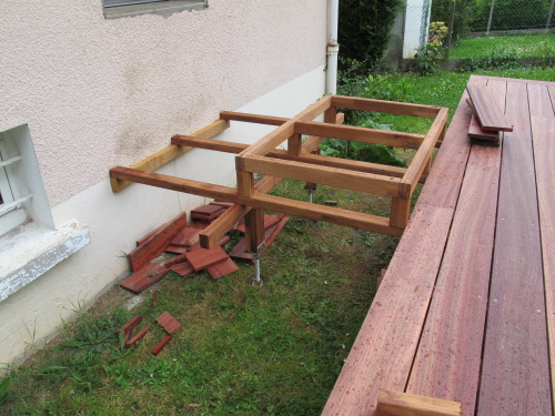 Terrasse en padouk dans le jardin