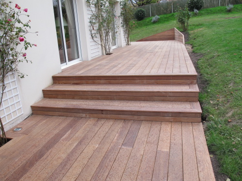 Terrasse en Cumaru autour de la maison