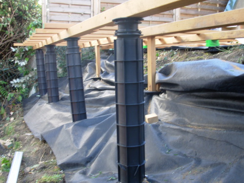 Faire une terrasse en bois en hauteur avec des plots en PVC