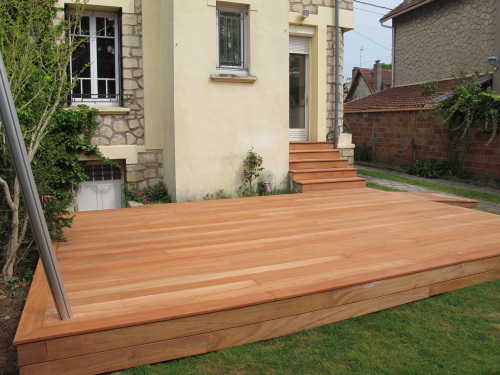 Terrasse en bois afzélia avec store