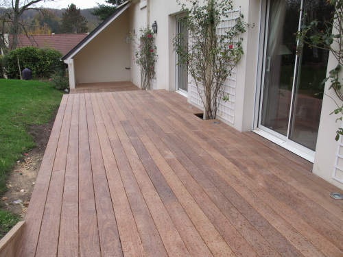 Terrasse en Cumaru autour de la maison