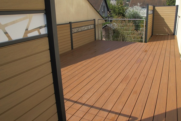 Terrasse sur pilotis bois composite et garde-corps
