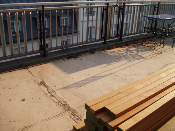 Faire une terrasse bois sur balcon parisien